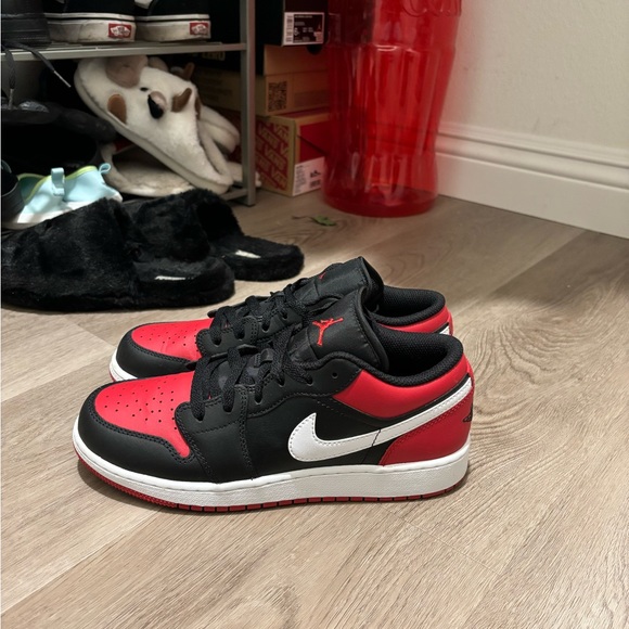 Aj1Low BLACK/GYM RED-WHITE NOIR/BLANIC/ROUGE GYM (6 in boys) I ALSO HAVE TH BOX - Picture 2 of 4